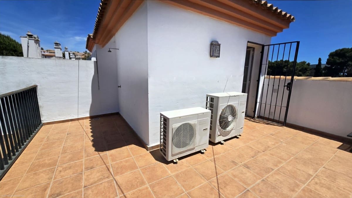 3 soveværelse Byhus til salg i Cabopino med swimmingpool garage - € 525.000 (Ref: 9861056)