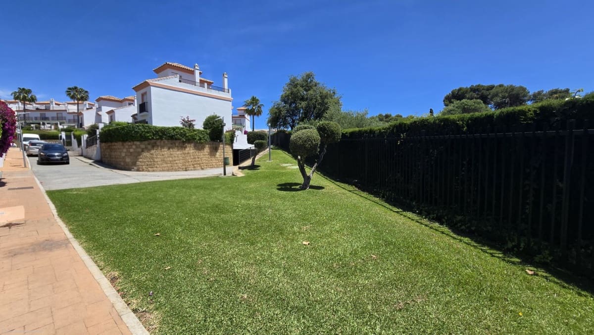 3 soveværelse Byhus til salg i Cabopino med swimmingpool garage - € 525.000 (Ref: 9861056)