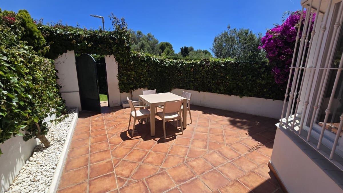 3 soveværelse Byhus til salg i Cabopino med swimmingpool garage - € 525.000 (Ref: 9861056)