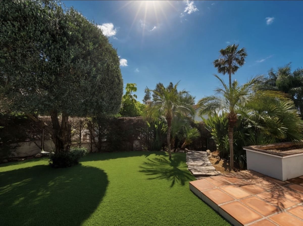5 bedroom Villa for sale in Mijas Golf with pool garage - € 1,350,000 (Ref: 9862374)