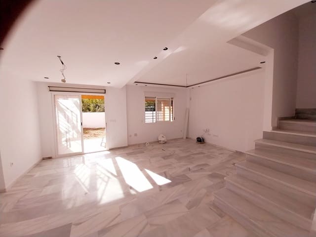 4 soverom Hus til salgs i Calahonda, Mijas med svømmebasseng garasje - € 639 000 (Ref: 9863555)