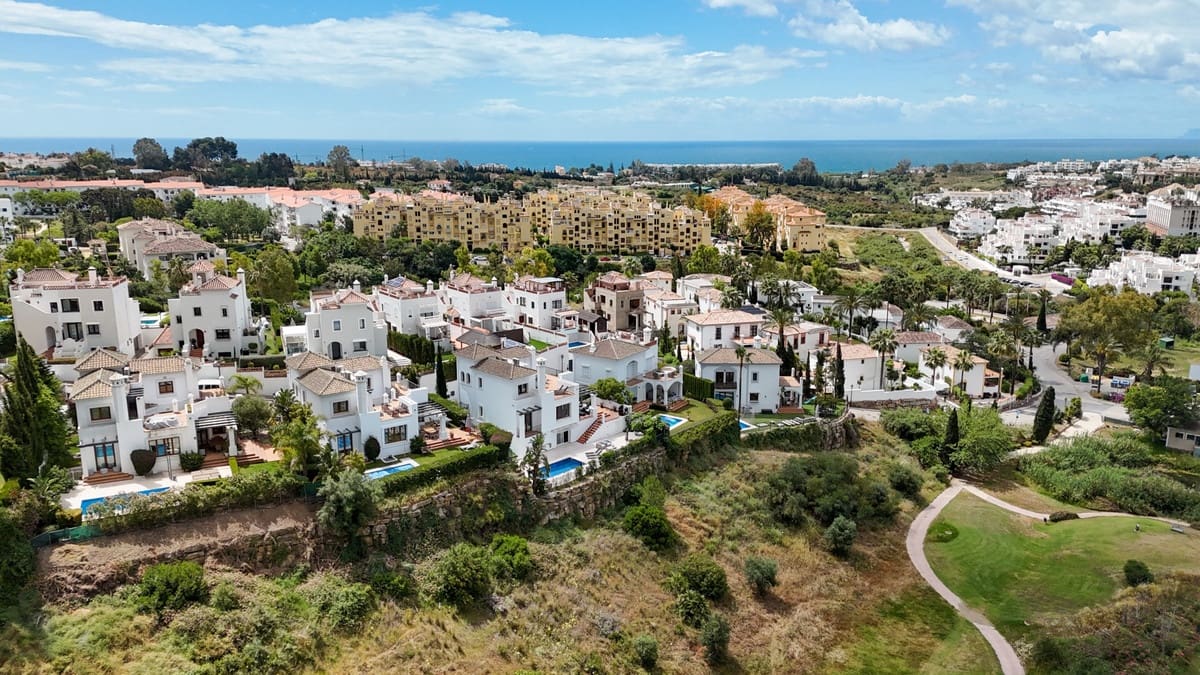 4 soverom Rekkehus til salgs i Estepona med svømmebasseng garasje - € 1 425 000 (Ref: 9865483)