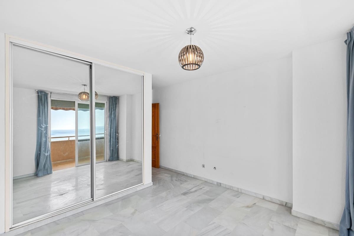 3 bedroom Apartment for sale in Estepona with garage - € 749,000 (Ref: 9865484)