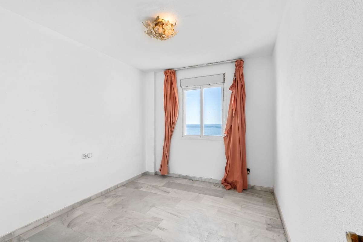 3 bedroom Apartment for sale in Estepona with garage - € 749,000 (Ref: 9865484)