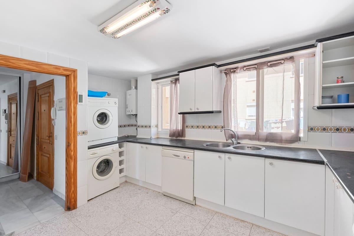 3 bedroom Apartment for sale in Estepona with garage - € 749,000 (Ref: 9865484)