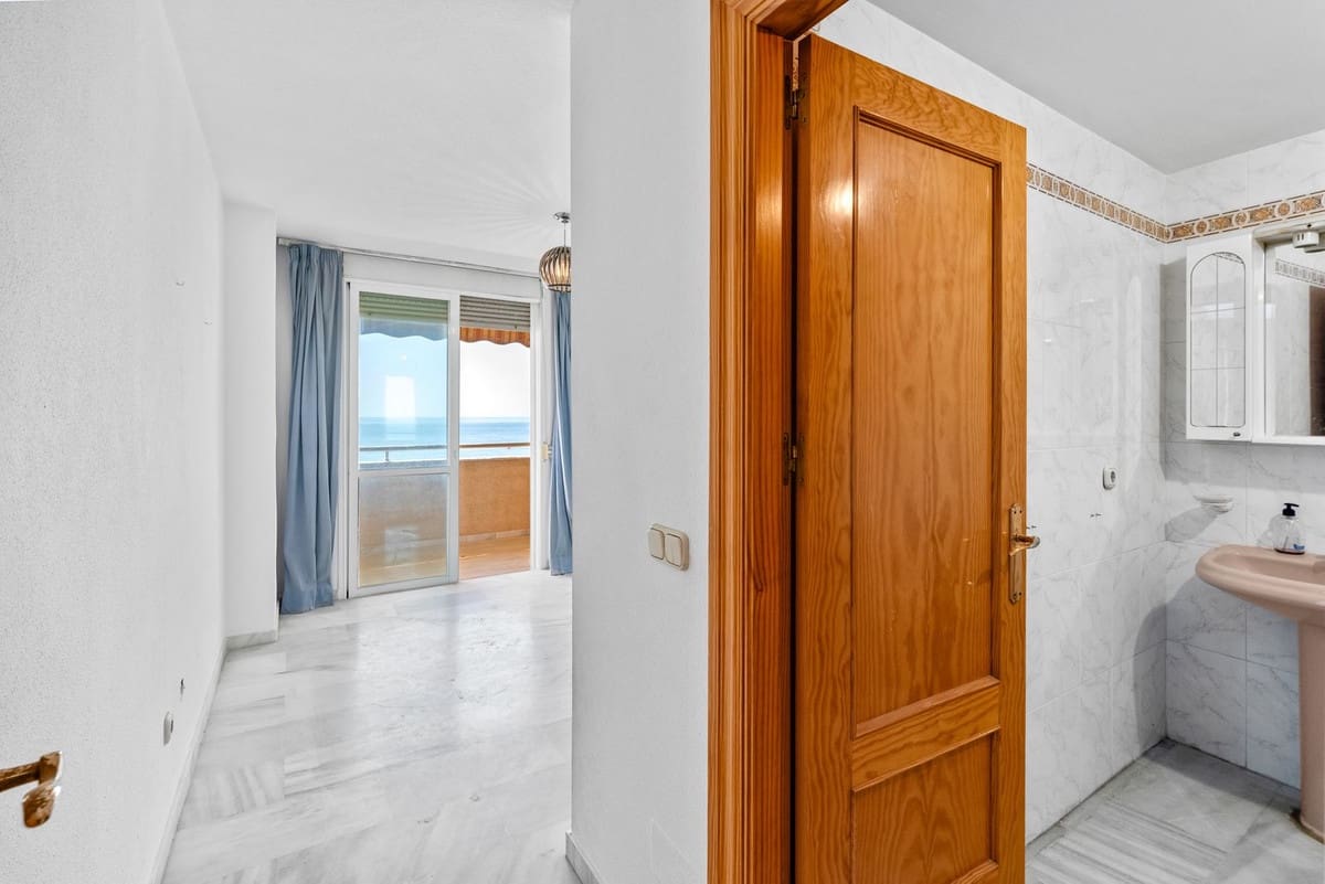 3 bedroom Apartment for sale in Estepona with garage - € 749,000 (Ref: 9865484)