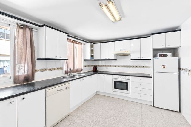 3 bedroom Apartment for sale in Estepona with garage - € 749,000 (Ref: 9865484)