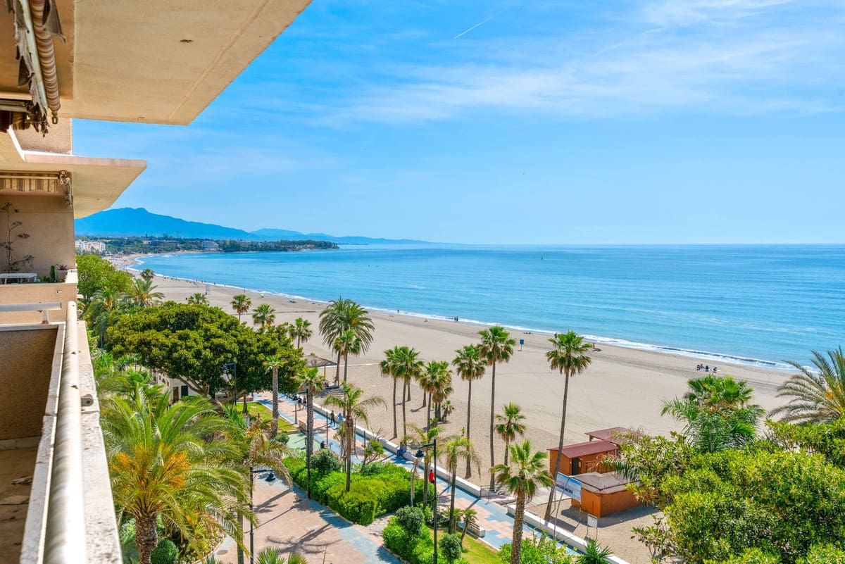 3 bedroom Apartment for sale in Estepona with garage - € 749,000 (Ref: 9865484)
