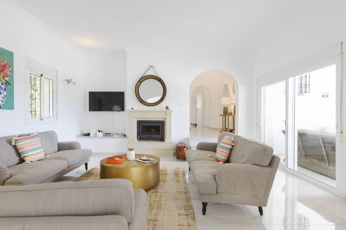 Pareado de 4 habitaciones en Mijas en venta con piscina garaje - 1.075.000 € (Ref: 9869653)