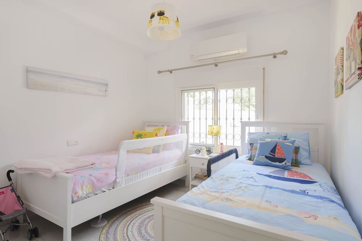 Pareado de 4 habitaciones en Mijas en venta con piscina garaje - 1.075.000 € (Ref: 9869653)