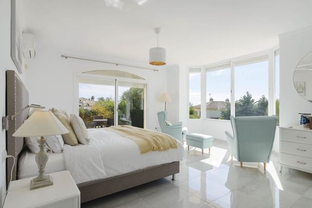 Pareado de 4 habitaciones en Valtocado - La Alquería - La Atalaya, Mijas en venta con piscina garaje - 1.075.000 € (Ref: 9869653)