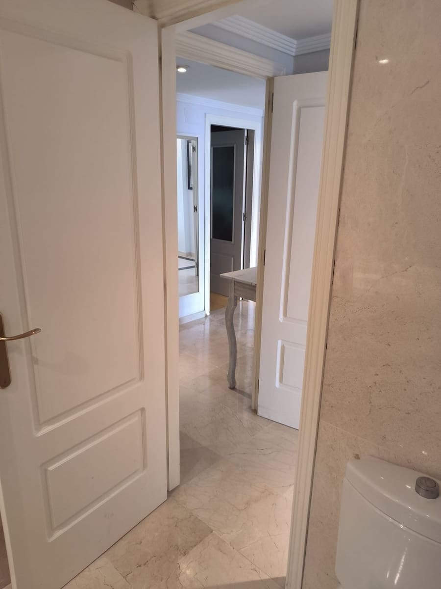 2 makuuhuone Huoneisto myytävänä paikassa Marbella mukana uima-altaan 
autotalli - 437 000 € (Ref: 9872057)