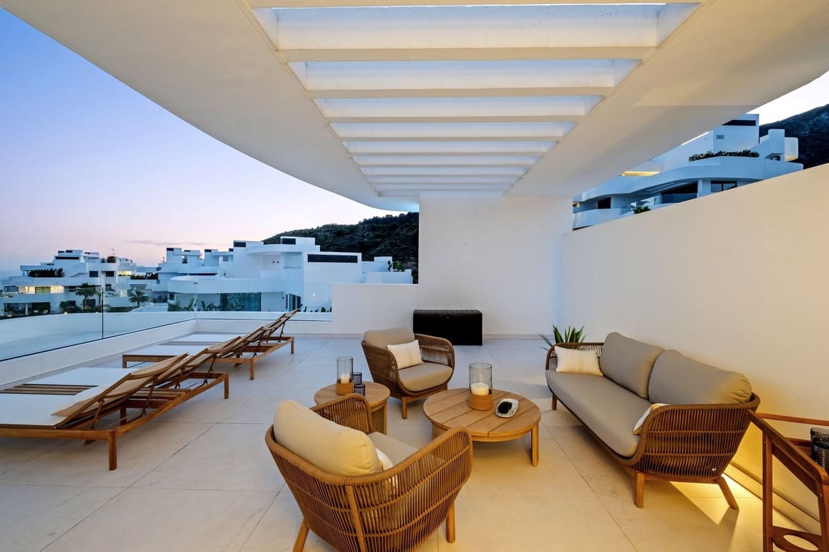 3 chambre Penthouse à vendre à Ojen avec piscine garage - 2 299 000 € (Ref: 9872058)