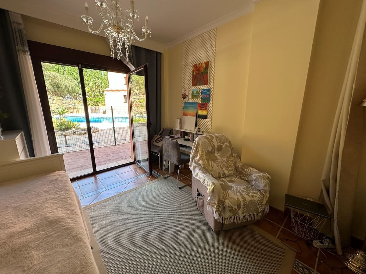 Appartement à vendre à Benahavis avec piscine garage - 250 000 € (Ref: 9877430)