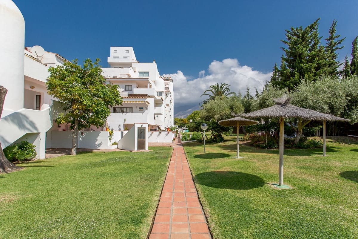 2 Zimmer Apartment zu verkaufen in Estepona mit Pool Garage - 335.000 € (Ref: 9890641)