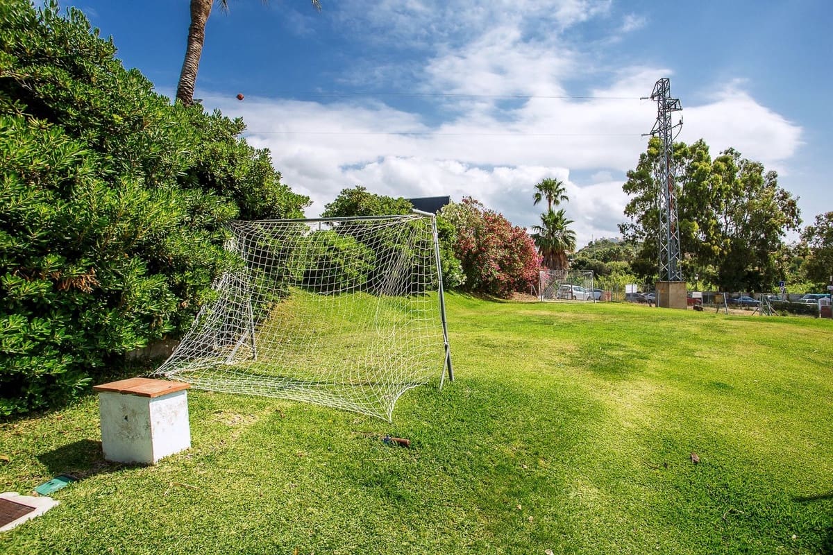 2 Zimmer Apartment zu verkaufen in Estepona mit Pool Garage - 335.000 € (Ref: 9890641)
