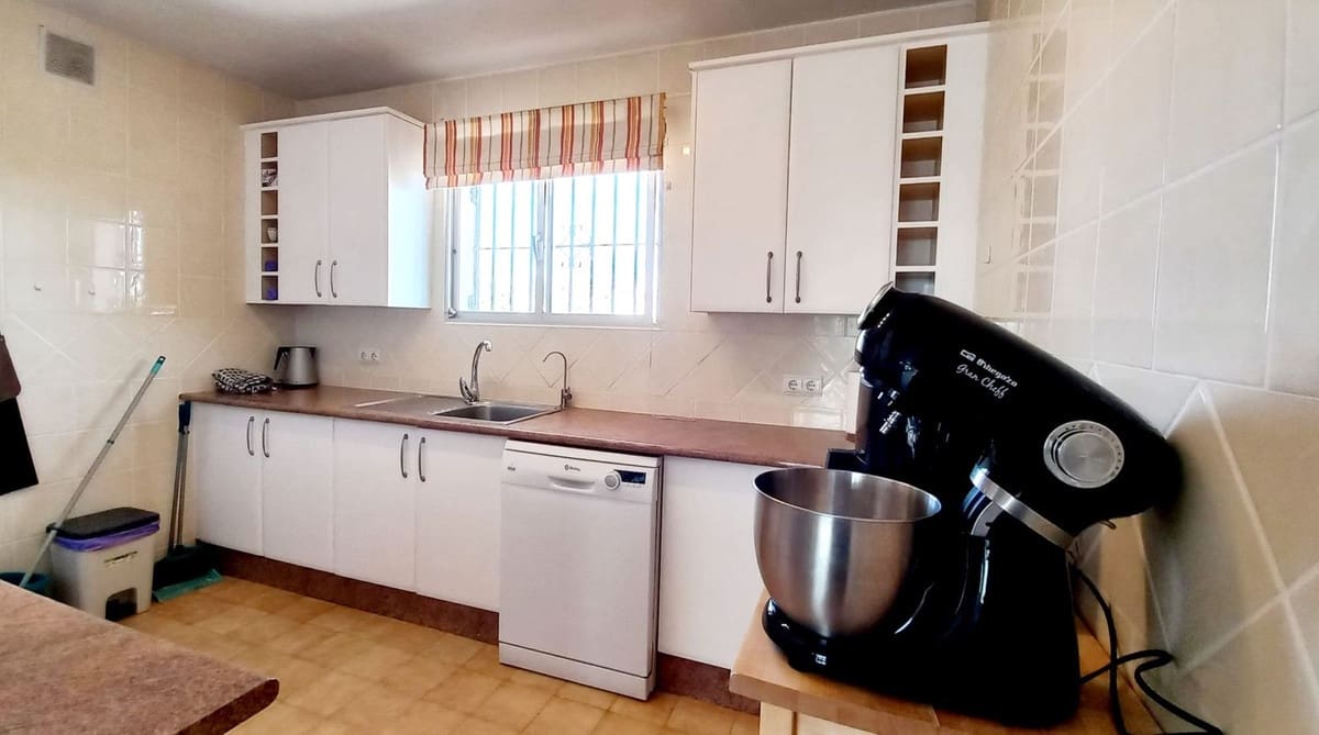 2 slaapkamer Appartement te koop in El Faro met zwembad garage - € 359.000 (Ref: 9891022)
