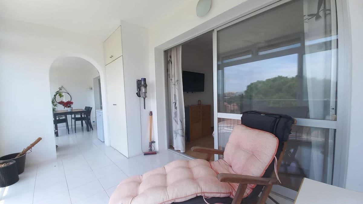 2 slaapkamer Appartement te koop in El Faro met zwembad garage - € 359.000 (Ref: 9891022)