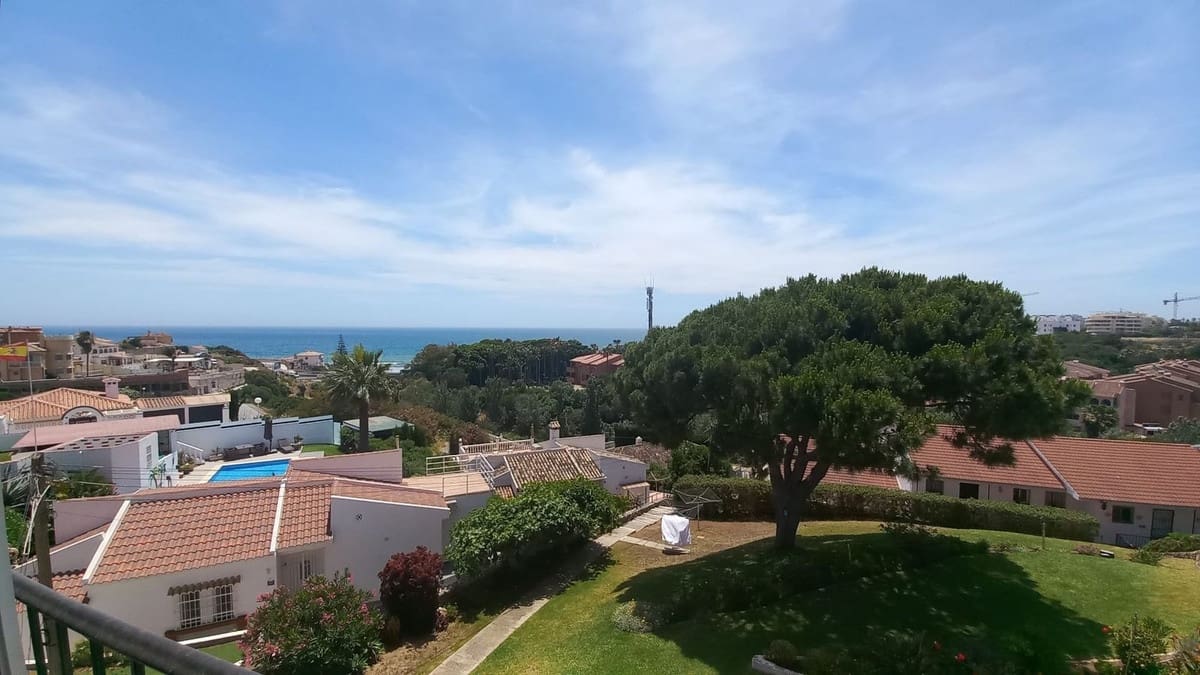 2 slaapkamer Appartement te koop in El Faro met zwembad garage - € 359.000 (Ref: 9891022)