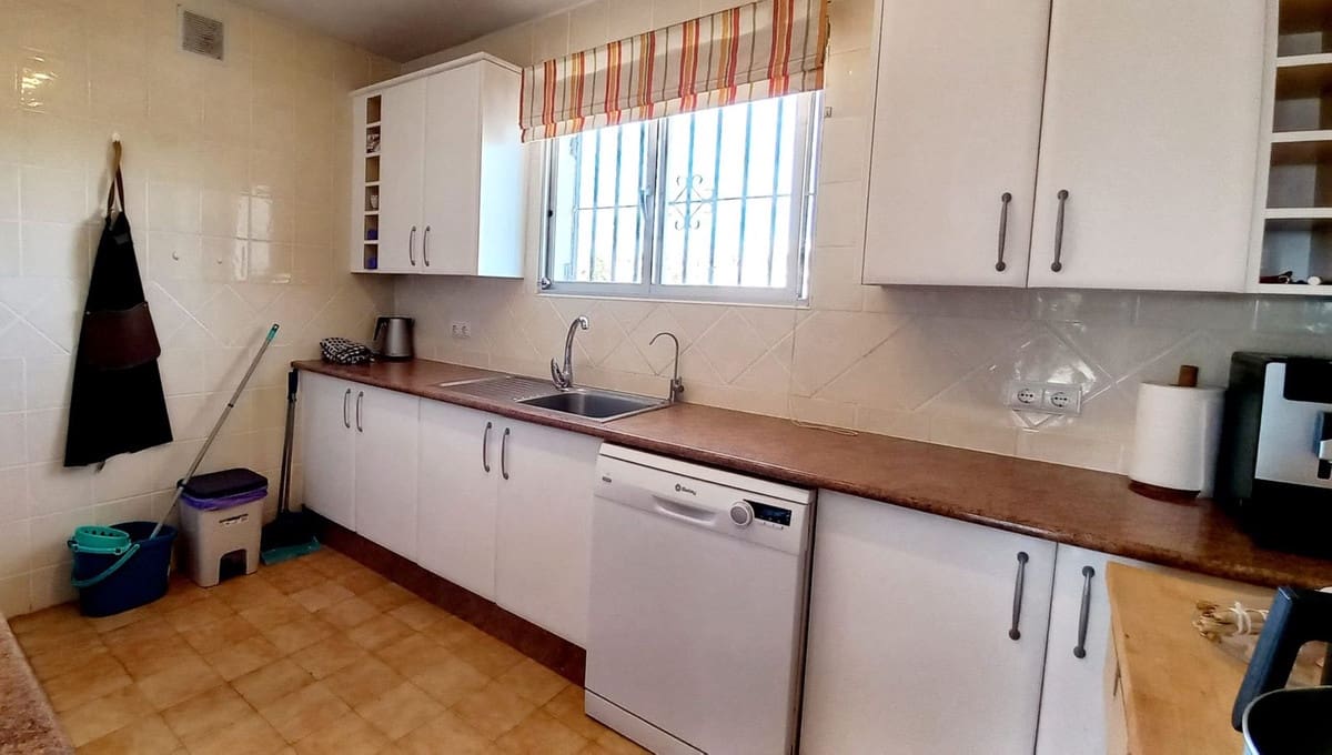 2 slaapkamer Appartement te koop in El Faro met zwembad garage - € 359.000 (Ref: 9891022)