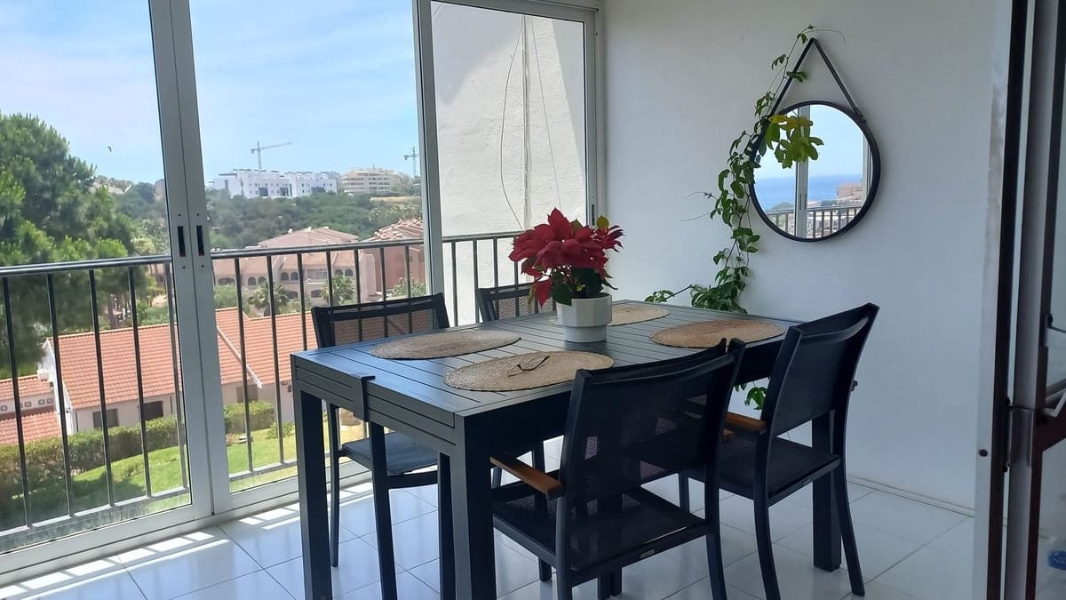 2 slaapkamer Appartement te koop in El Faro met zwembad garage - € 359.000 (Ref: 9891022)