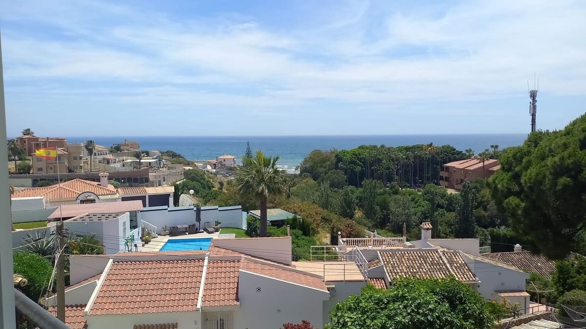 2 slaapkamer Appartement te koop in El Faro met zwembad garage - € 359.000 (Ref: 9891022)