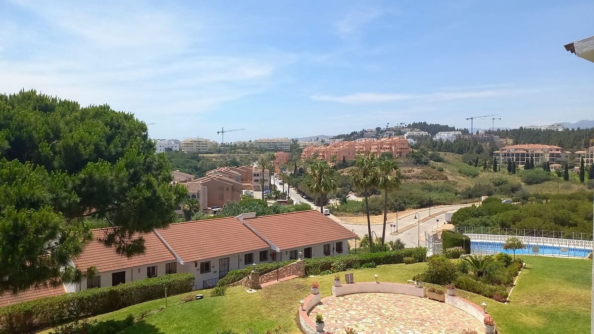 2 slaapkamer Appartement te koop in El Faro met zwembad garage - € 359.000 (Ref: 9891022)