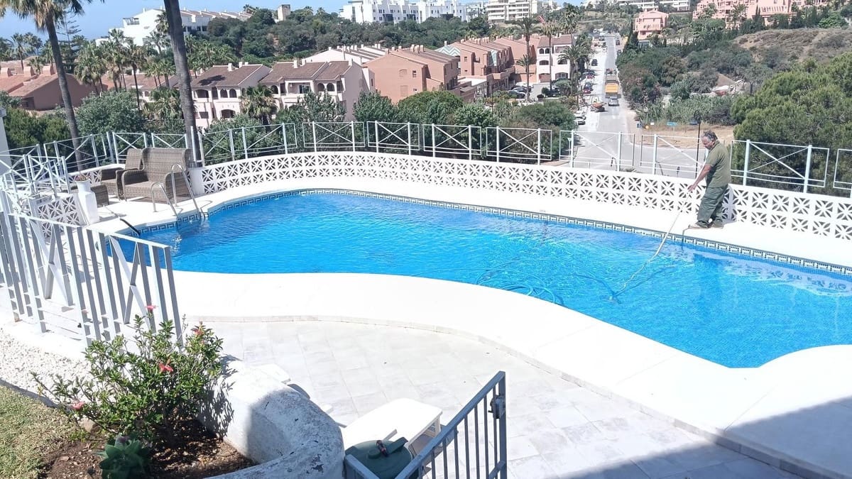 2 slaapkamer Appartement te koop in El Faro met zwembad garage - € 359.000 (Ref: 9891022)
