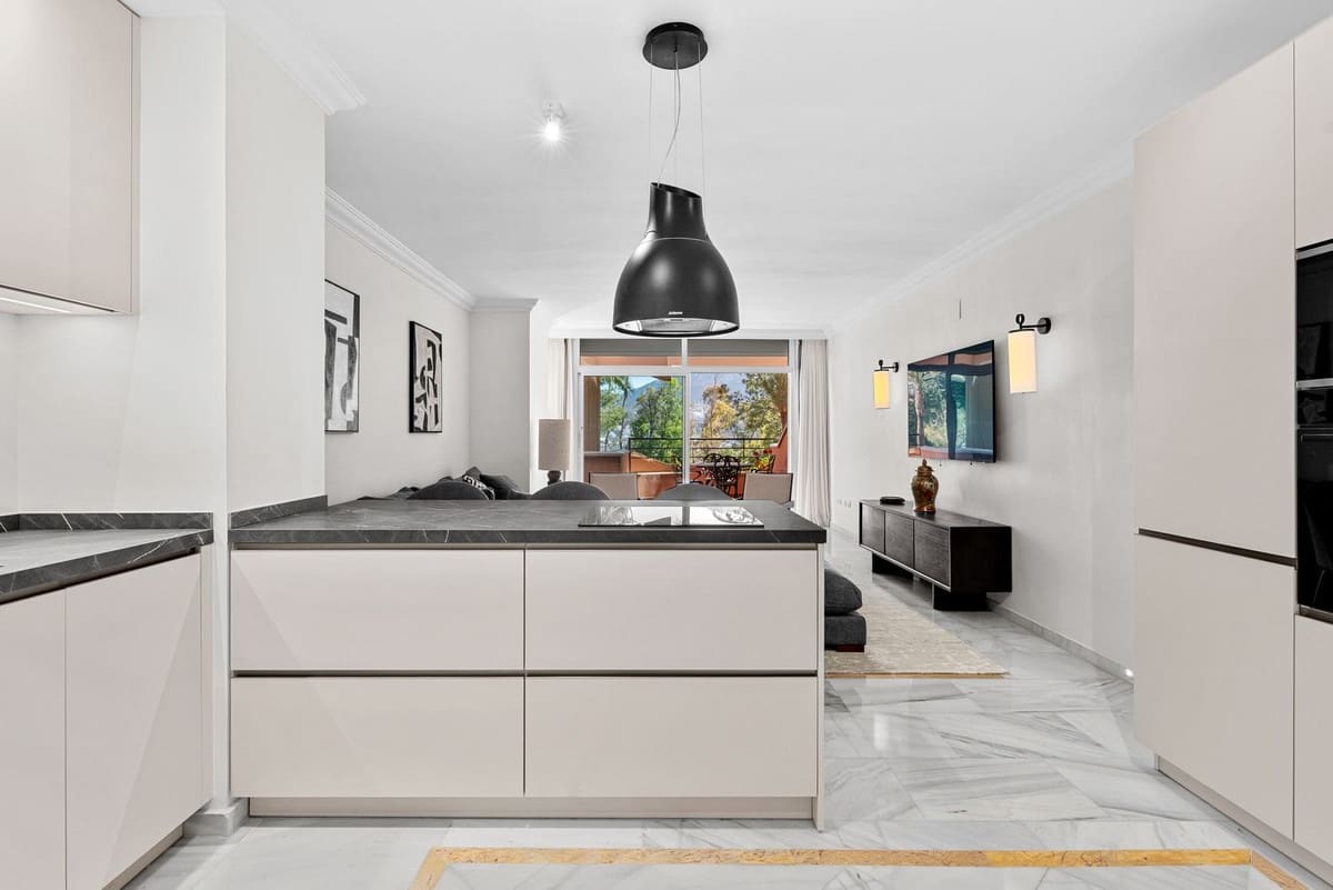 Apartamento de 3 habitaciones en Nueva Andalucia en venta con piscina garaje - 980.000 € (Ref: 9893028)