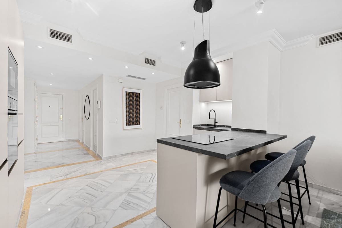 Apartamento de 3 habitaciones en Nueva Andalucia en venta con piscina garaje - 980.000 € (Ref: 9893028)