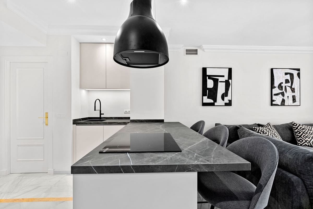 Apartamento de 3 habitaciones en Nueva Andalucia en venta con piscina garaje - 980.000 € (Ref: 9893028)