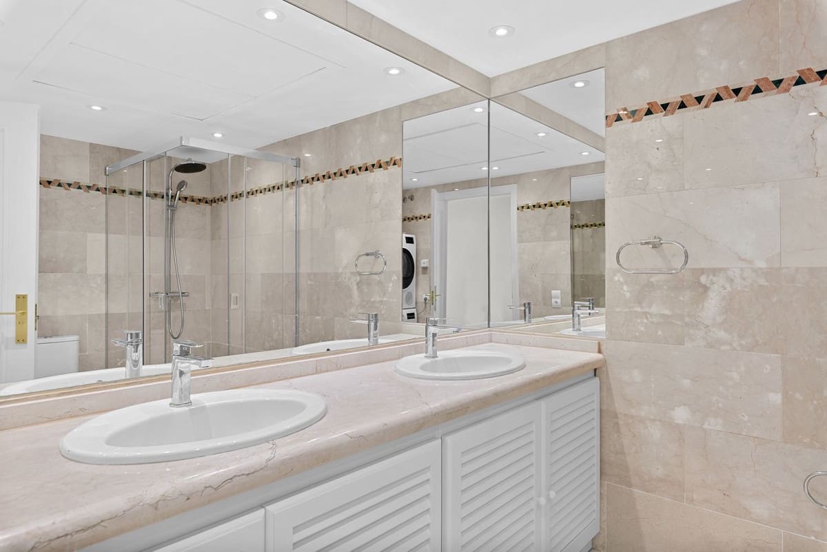 Apartamento de 3 habitaciones en Nueva Andalucia en venta con piscina garaje - 980.000 € (Ref: 9893028)