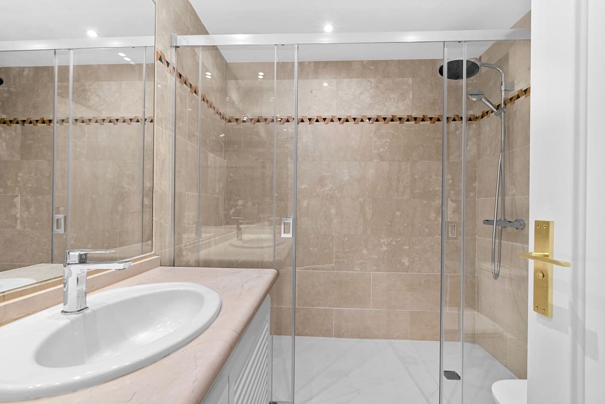 Apartamento de 3 habitaciones en Nueva Andalucia en venta con piscina garaje - 980.000 € (Ref: 9893028)