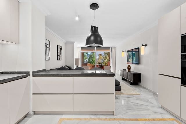 Apartamento de 3 habitaciones en Nueva Andalucia, Marbella en venta con piscina garaje - 980.000 € (Ref: 9893028)
