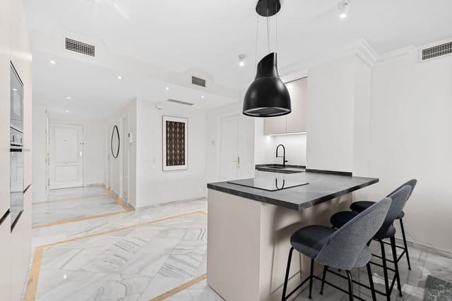 Apartamento de 3 habitaciones en Nueva Andalucia, Marbella en venta con piscina garaje - 980.000 € (Ref: 9893028)