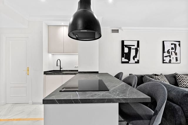 Apartamento de 3 habitaciones en Nueva Andalucia, Marbella en venta con piscina garaje - 980.000 € (Ref: 9893028)
