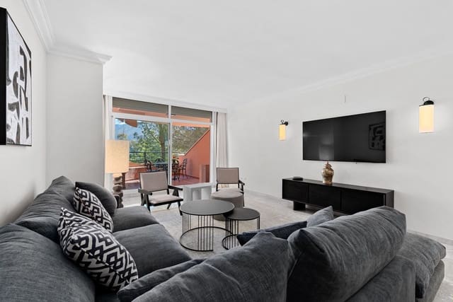 Apartamento de 3 habitaciones en Nueva Andalucia, Marbella en venta con piscina garaje - 980.000 € (Ref: 9893028)