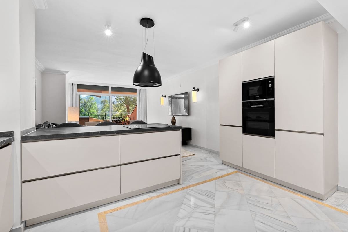 Apartamento de 3 habitaciones en Nueva Andalucia en venta con piscina garaje - 980.000 € (Ref: 9893028)