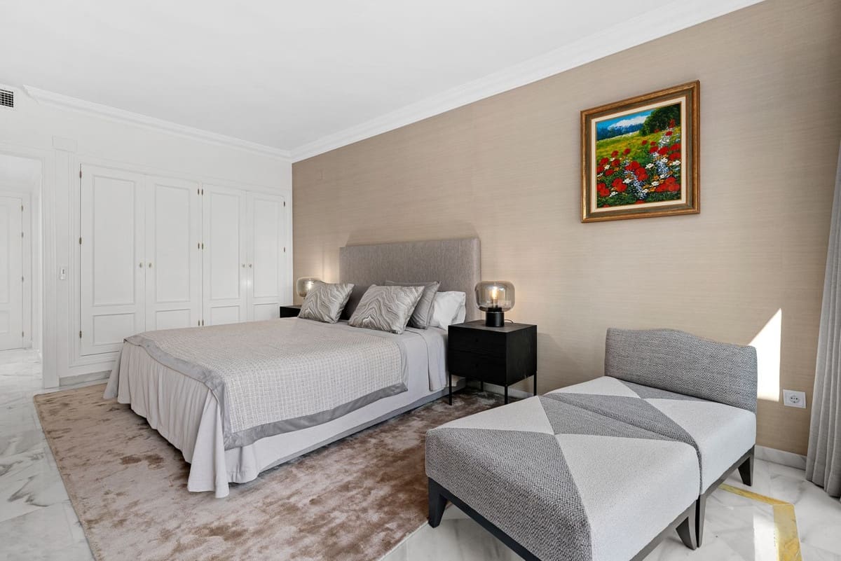 Apartamento de 3 habitaciones en Nueva Andalucia en venta con piscina garaje - 980.000 € (Ref: 9893028)