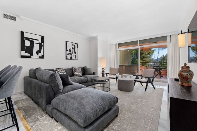 Apartamento de 3 habitaciones en Nueva Andalucia, Marbella en venta con piscina garaje - 980.000 € (Ref: 9893028)