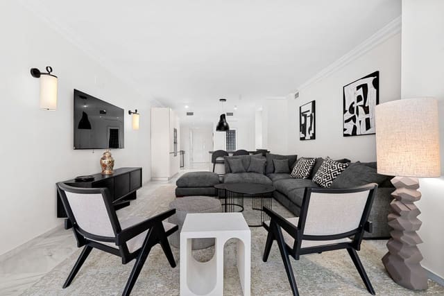 Apartamento de 3 habitaciones en Nueva Andalucia, Marbella en venta con piscina garaje - 980.000 € (Ref: 9893028)