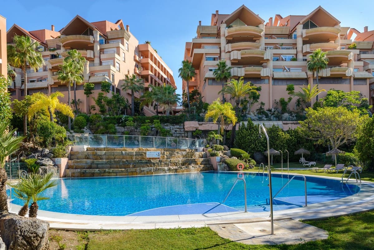 Apartamento de 3 habitaciones en Nueva Andalucia en venta con piscina garaje - 980.000 € (Ref: 9893028)