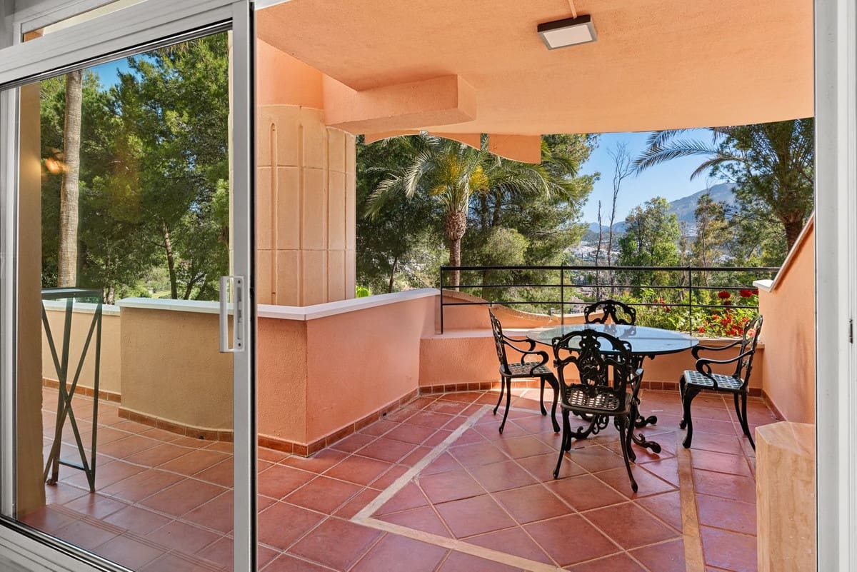 Apartamento de 3 habitaciones en Nueva Andalucia en venta con piscina garaje - 980.000 € (Ref: 9893028)