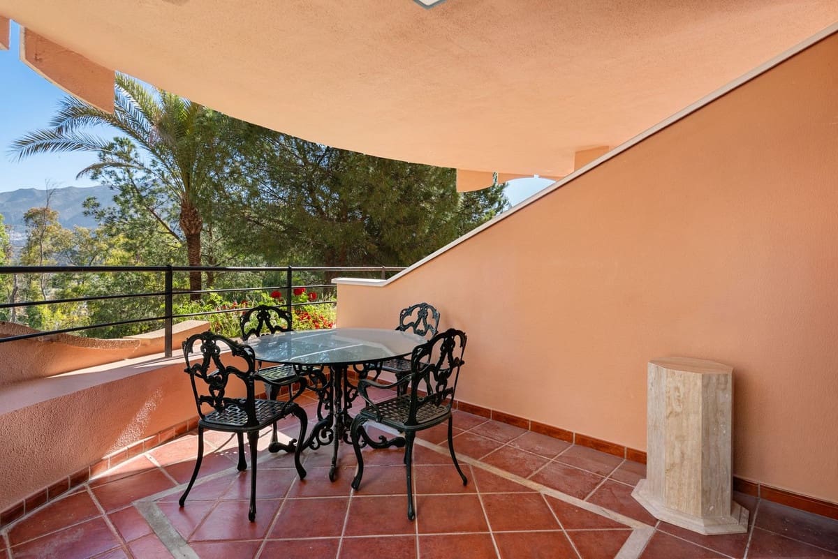 Apartamento de 3 habitaciones en Nueva Andalucia en venta con piscina garaje - 980.000 € (Ref: 9893028)