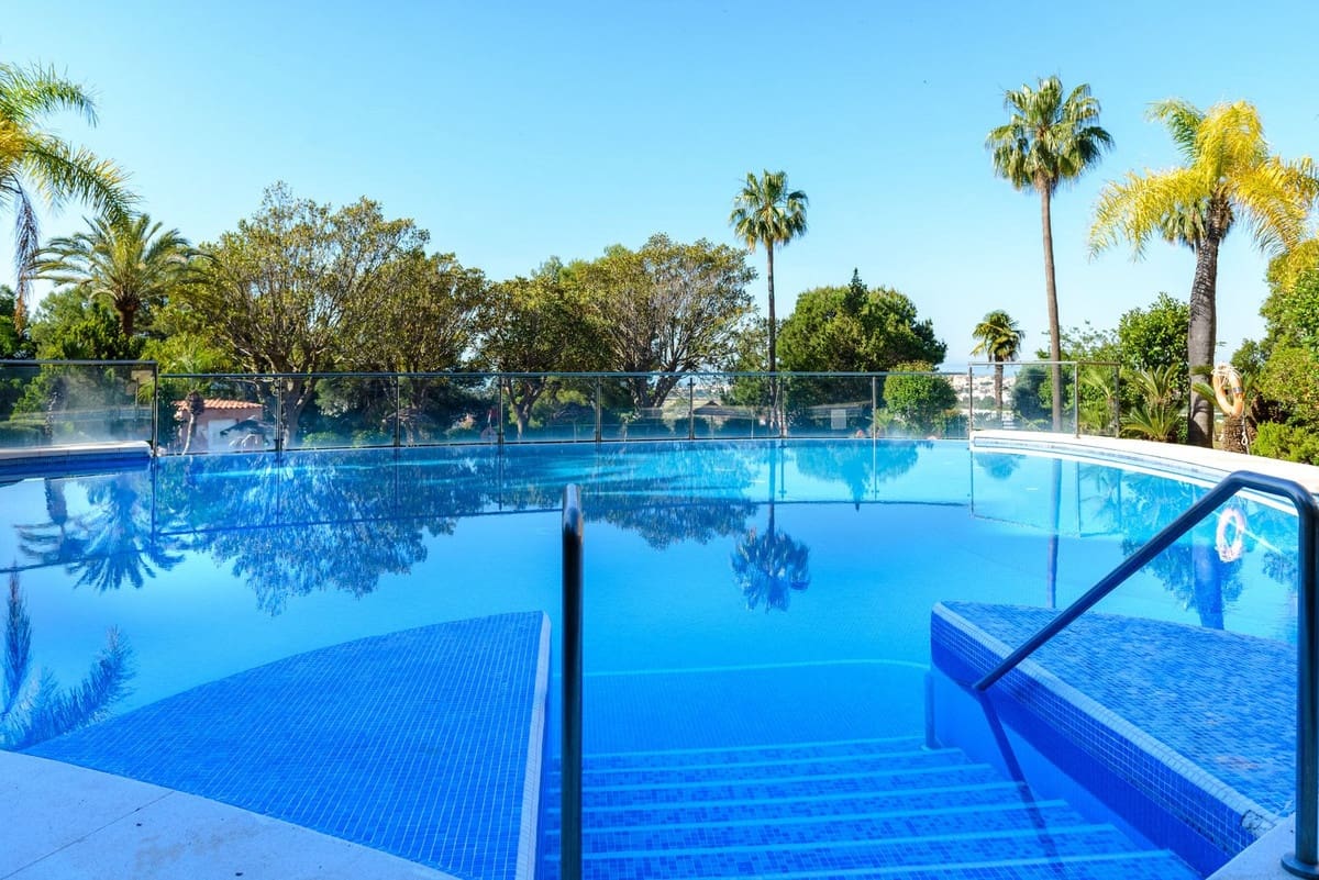 Apartamento de 3 habitaciones en Nueva Andalucia en venta con piscina garaje - 980.000 € (Ref: 9893028)