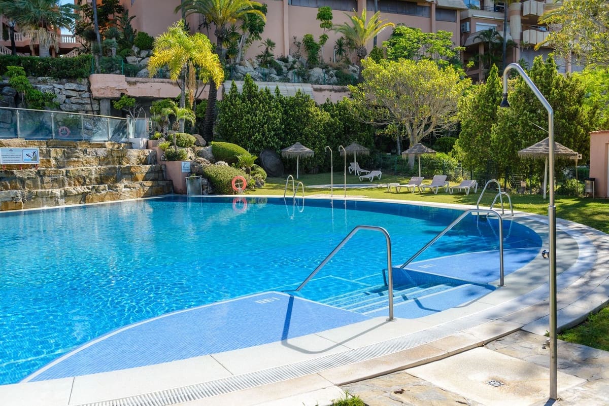 Apartamento de 3 habitaciones en Nueva Andalucia en venta con piscina garaje - 980.000 € (Ref: 9893028)