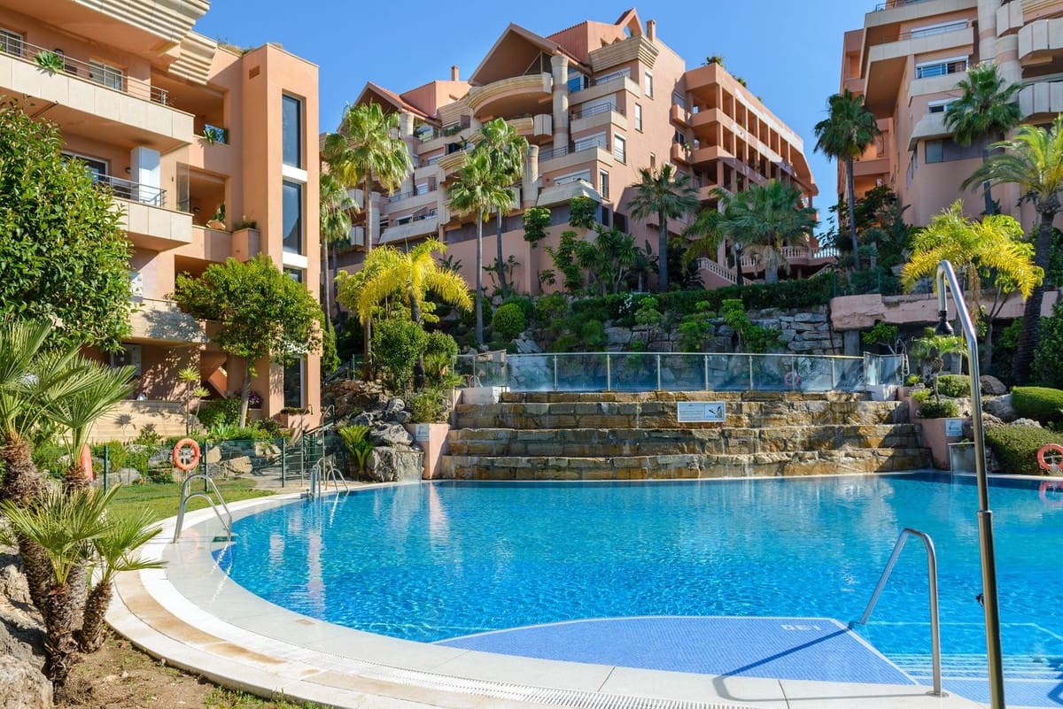 Apartamento de 3 habitaciones en Nueva Andalucia en venta con piscina garaje - 980.000 € (Ref: 9893028)