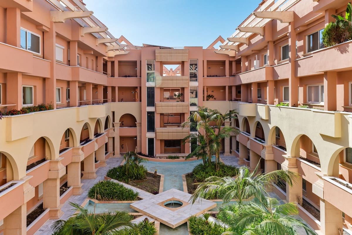 Apartamento de 3 habitaciones en Nueva Andalucia en venta con piscina garaje - 980.000 € (Ref: 9893028)