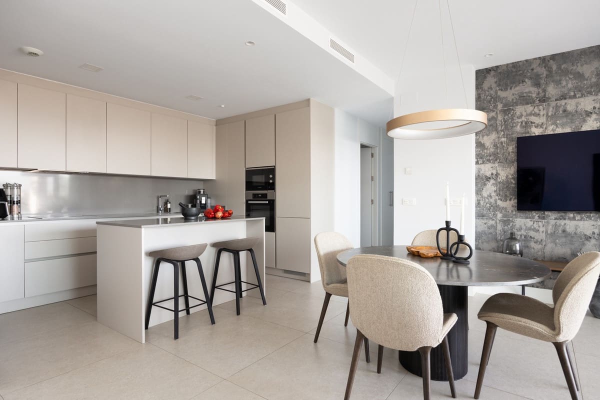 2 soverom Leilighet til salgs i La Quinta med svømmebasseng garasje - € 795 000 (Ref: 9894710)
