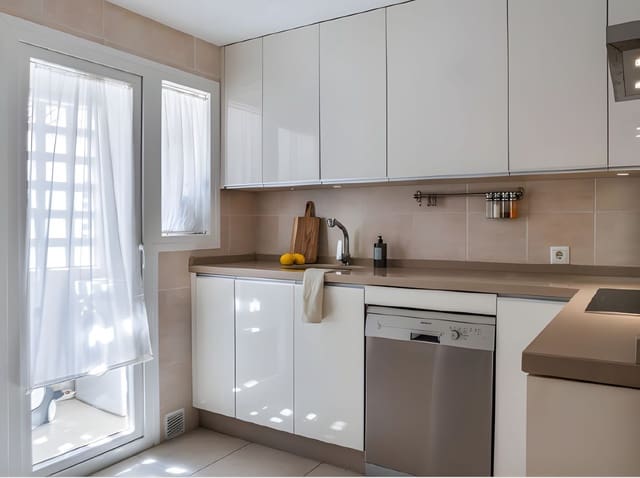 Ático de 3 habitaciones en Nueva Andalucia, Marbella en venta con garaje - 799.000 € (Ref: 9894711)